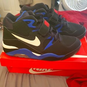 Air Force 180 (Charles Barkley's). Blk/Wht/Blu/Red